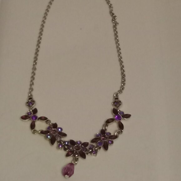 Jewelry - Vintage purple rhintestone/crystal(?) necklace in great condition